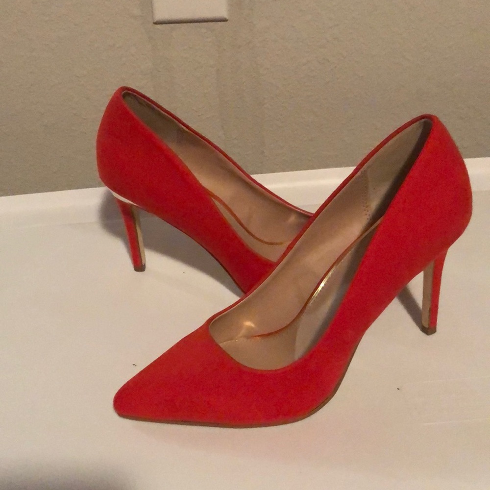 Red/orange pumps